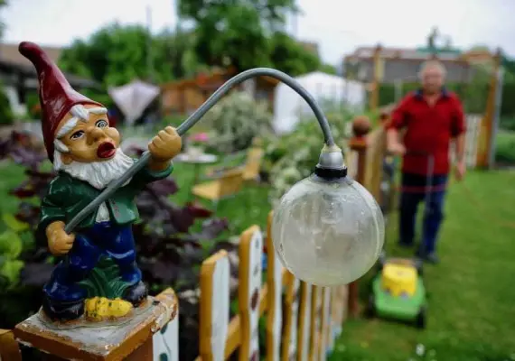 streit-nachbarn-rasenmaehen